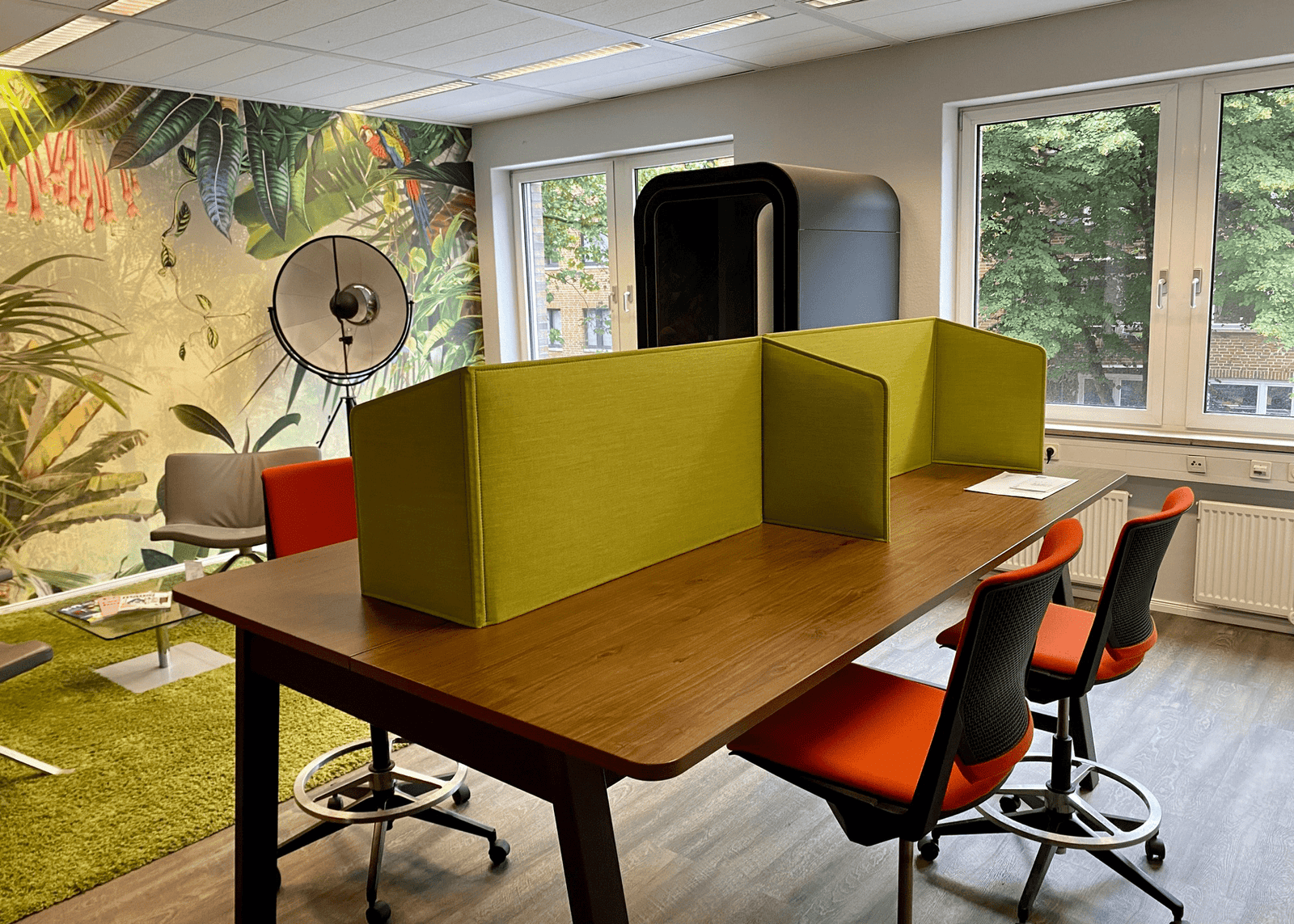 OFFICE.ONE Hamburg, Standort Alster, CoWorking-Bereich mit Telefon-Box