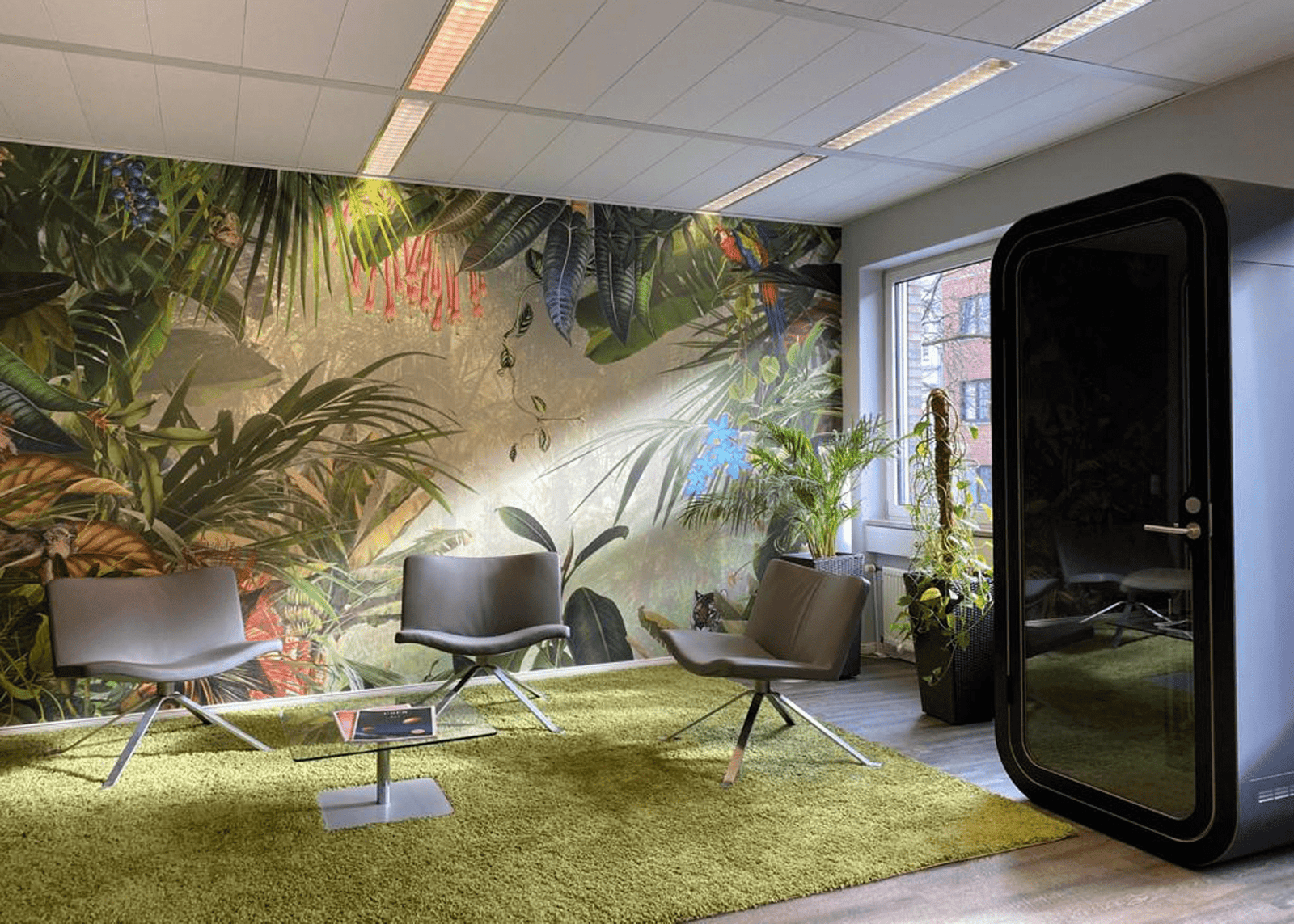 OFFICE.ONE Hamburg, Standort Alster, Loungeecke im CoWorking-Bereich mit Telefon-Box
