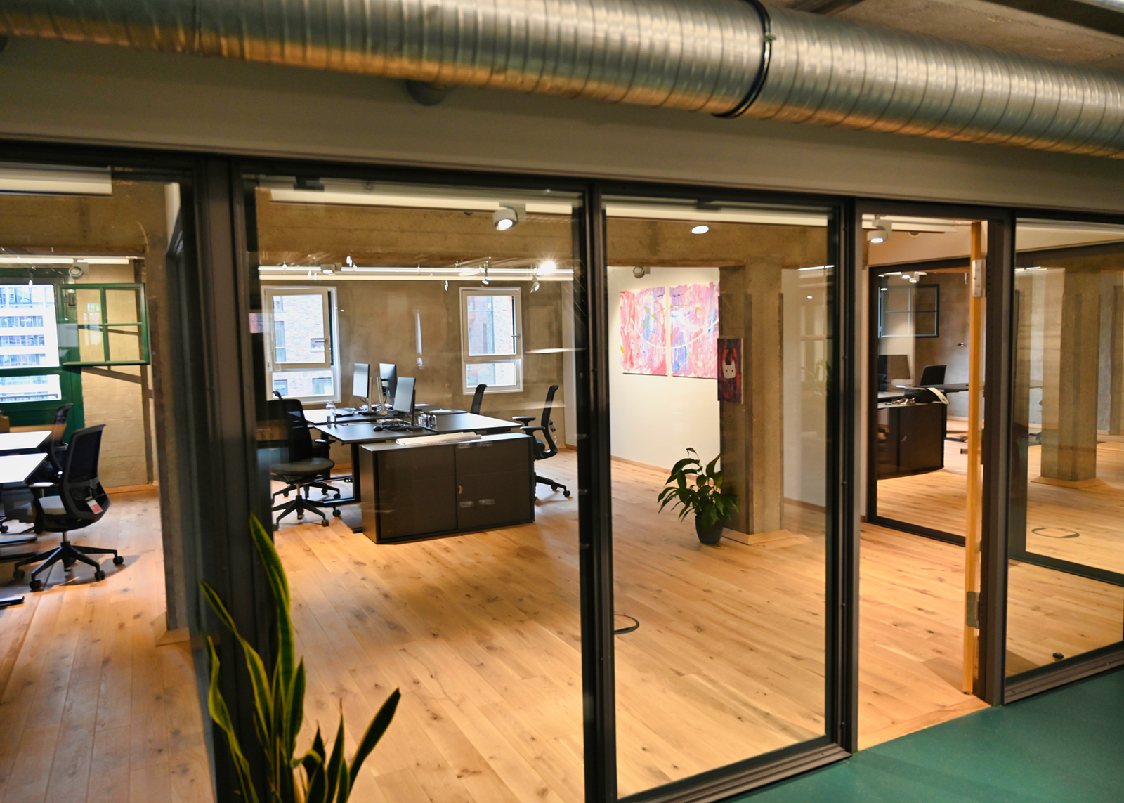 OFFICE.ONE Hamburg Speicherstadt im historischen Speicher M27, UNESCO-Weltkulturerbe: Büros nebeneinander