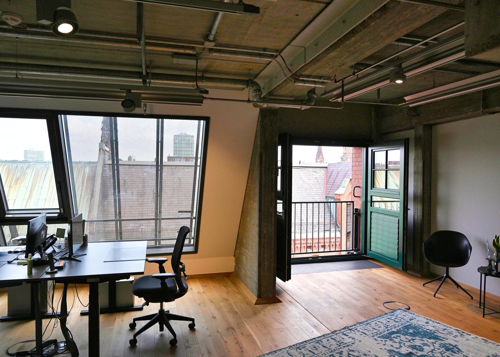 OFFICE.ONE Hamburg Speicherstadt im historischen Speicher M27, UNESCO-Weltkulturerbe: Büro mit Aussicht über die Speicherstadt
